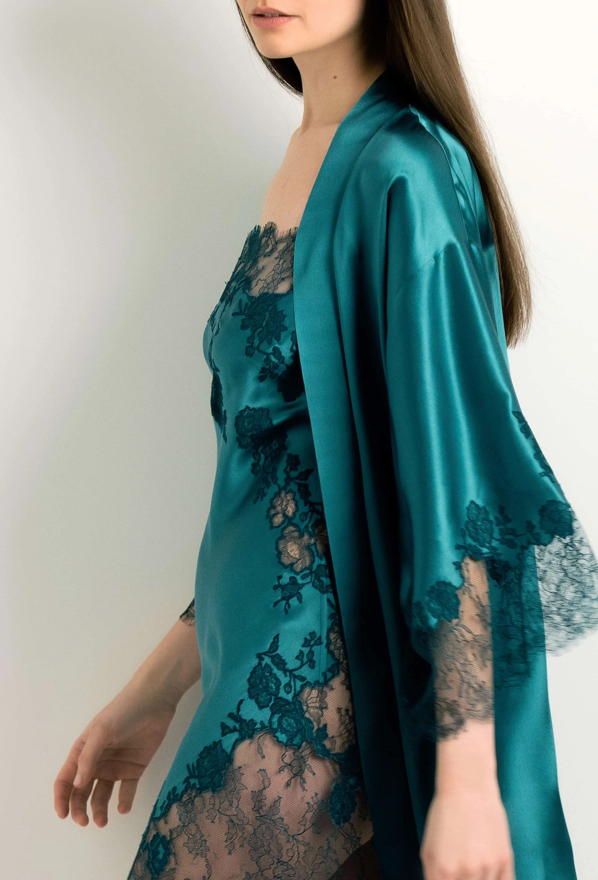 Short silk kimono - Empire blue and Emerald Caudry lace